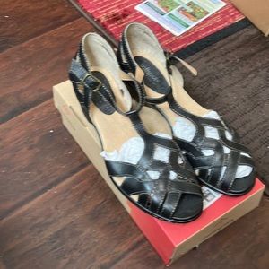 Softspots Pillowtop Technology comfy shoe for the summer for church/work.